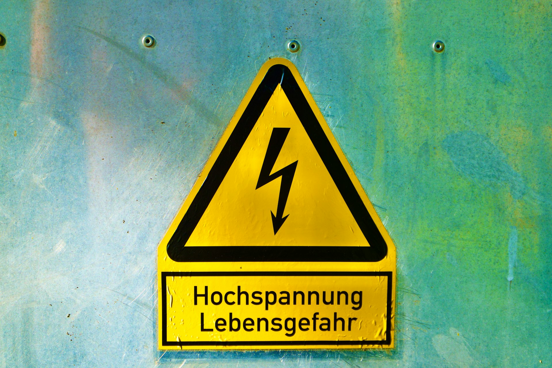 yellow and black no smoking sign